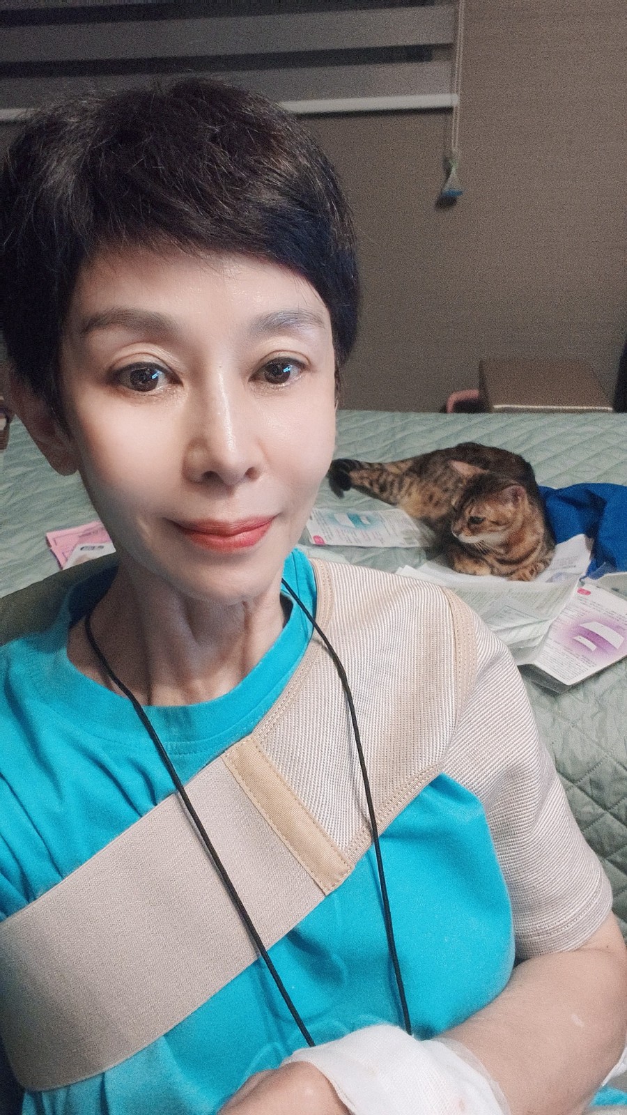遭遇車禍！64歲金鐘主持「緊急送醫腫超大包」　工作緊急喊卡「治療現況曝光」