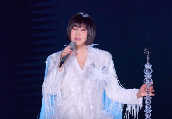 封麥10年開金嗓！江蕙台上淚崩「親揭抗癌秘辛」　63歲逆齡「火辣開衩到大腿」羞喊：永遠30歲❤️