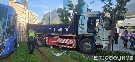 通車後最嚴重事故！高雄列車「驚傳遭撞爛」車頭全毀　車上乘客「送醫人數」曝光