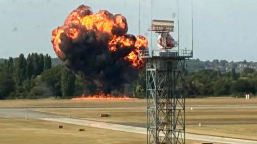 快訊／飛機墜毀機場「炸出巨大火球 」！警消緊急到場「目前狀況曝光」