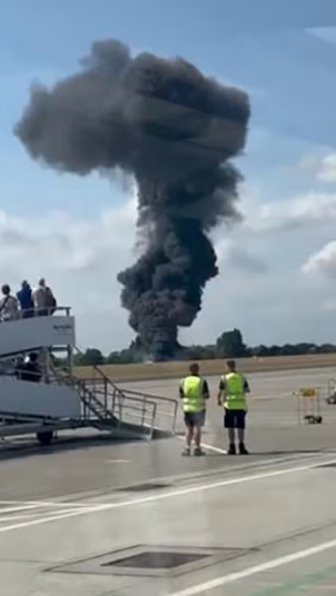 快訊／飛機墜毀機場「炸出巨大火球 」！警消緊急到場「目前狀況曝光」