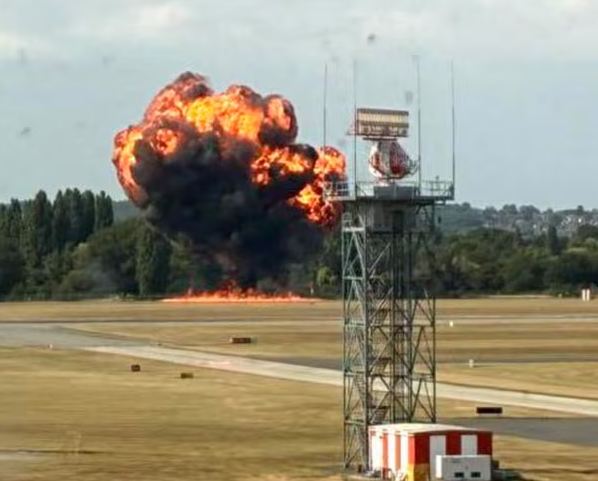 快訊／飛機墜毀機場「炸出巨大火球 」！警消緊急到場「目前狀況曝光」