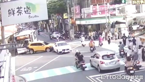快訊／新北公車驚傳「猛撞3車」！一女「捲入車底不治」司機嚇喊：我有病...