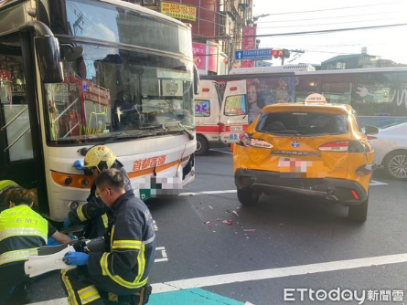 快訊／新北公車驚傳「猛撞3車」！一女「捲入車底不治」司機嚇喊：我有病...