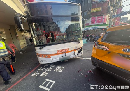 快訊／新北公車驚傳「猛撞3車」！一女「捲入車底不治」司機嚇喊：我有病...