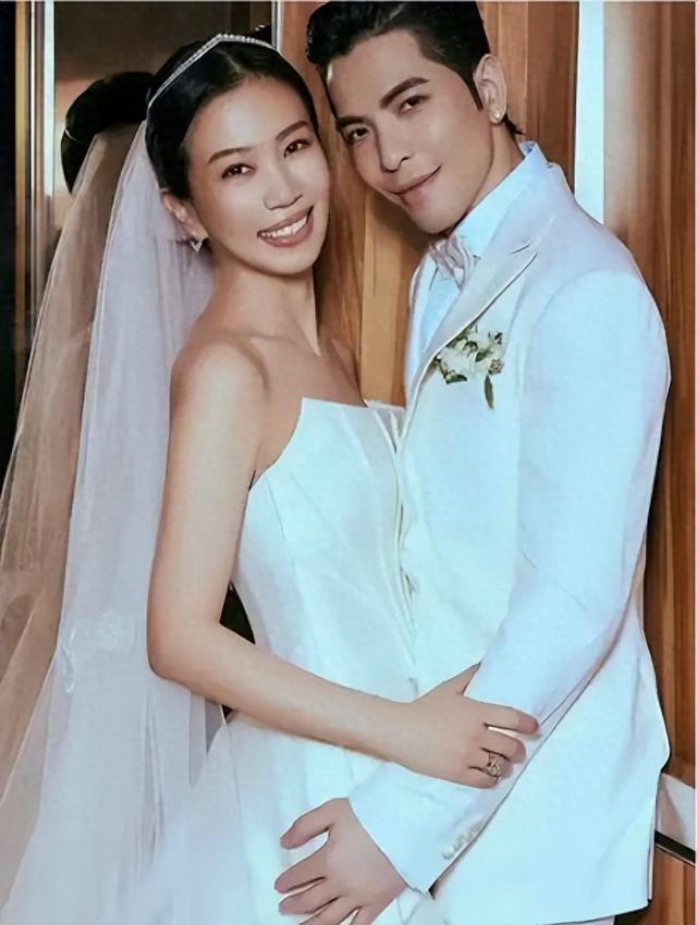 差14歲姐弟戀！大咖男星穿西裝「帶52歲新婚妻現身」　看不出年齡差「他全程一動作」甜蜜溢出螢幕