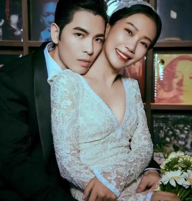 差14歲姐弟戀！大咖男星穿西裝「帶52歲新婚妻現身」　看不出年齡差「他全程一動作」甜蜜溢出螢幕