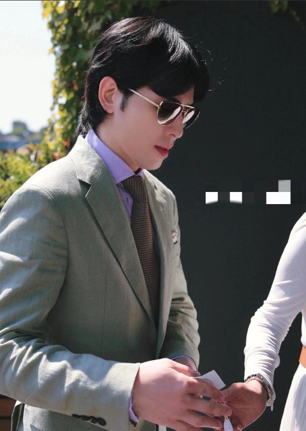 差14歲姐弟戀！大咖男星穿西裝「帶52歲新婚妻現身」　看不出年齡差「他全程一動作」甜蜜溢出螢幕