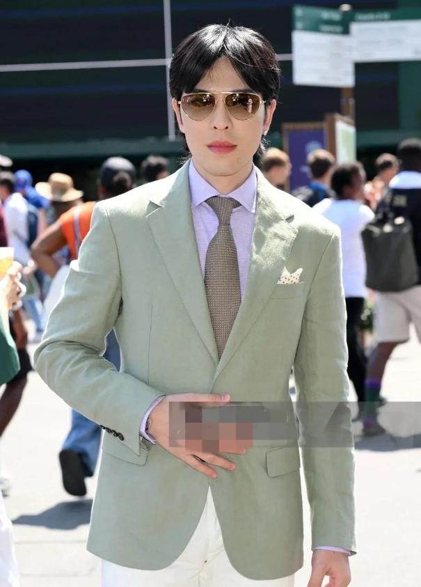 差14歲姐弟戀！大咖男星穿西裝「帶52歲新婚妻現身」　看不出年齡差「他全程一動作」甜蜜溢出螢幕