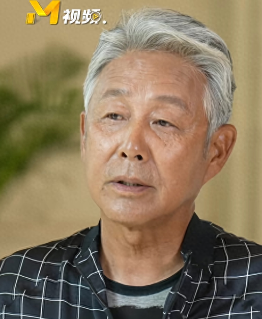 被酸斷崖式衰老！70歲大咖男神「滿頭白髮入鏡」引熱議　下秒抬起腿「大眾終於看懂了」：歲月沒打敗他