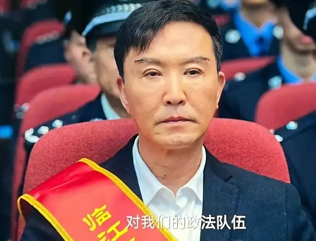 被酸斷崖式衰老！70歲大咖男神「滿頭白髮入鏡」引熱議　下秒抬起腿「大眾終於看懂了」：歲月沒打敗他