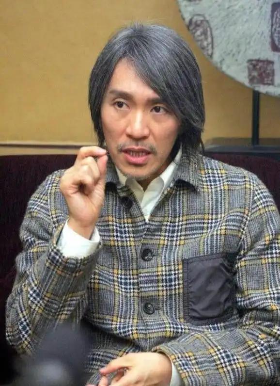 被酸斷崖式衰老！70歲大咖男神「滿頭白髮入鏡」引熱議　下秒抬起腿「大眾終於看懂了」：歲月沒打敗他