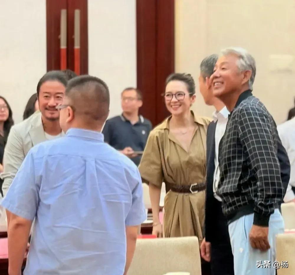 被酸斷崖式衰老！70歲大咖男神「滿頭白髮入鏡」引熱議　下秒抬起腿「大眾終於看懂了」：歲月沒打敗他