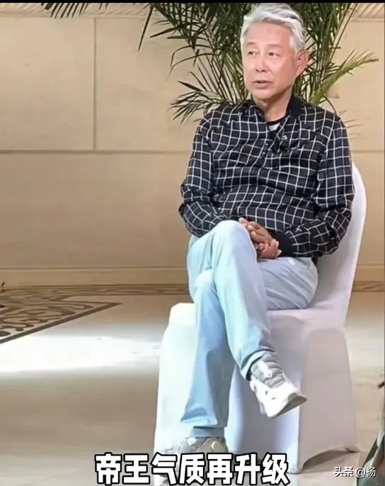 被酸斷崖式衰老！70歲大咖男神「滿頭白髮入鏡」引熱議　下秒抬起腿「大眾終於看懂了」：歲月沒打敗他