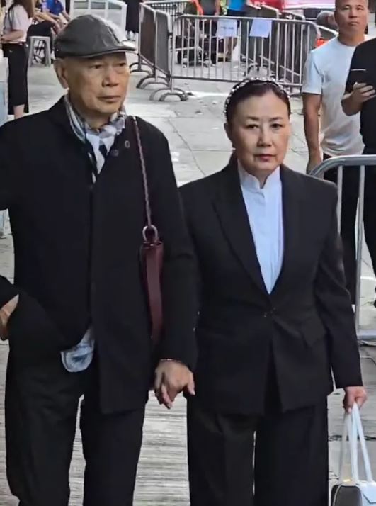 牽手超過半世紀！演藝圈「模範夫妻」相繼離世　「靈堂宛如花海」眾星雲集淚送