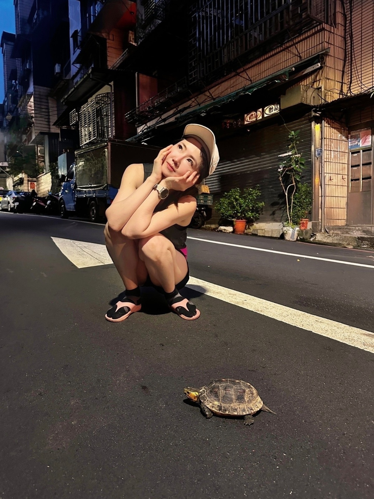 謝忻路上「巧遇烏龜」開心合照！網友一看急喊：別亂碰！