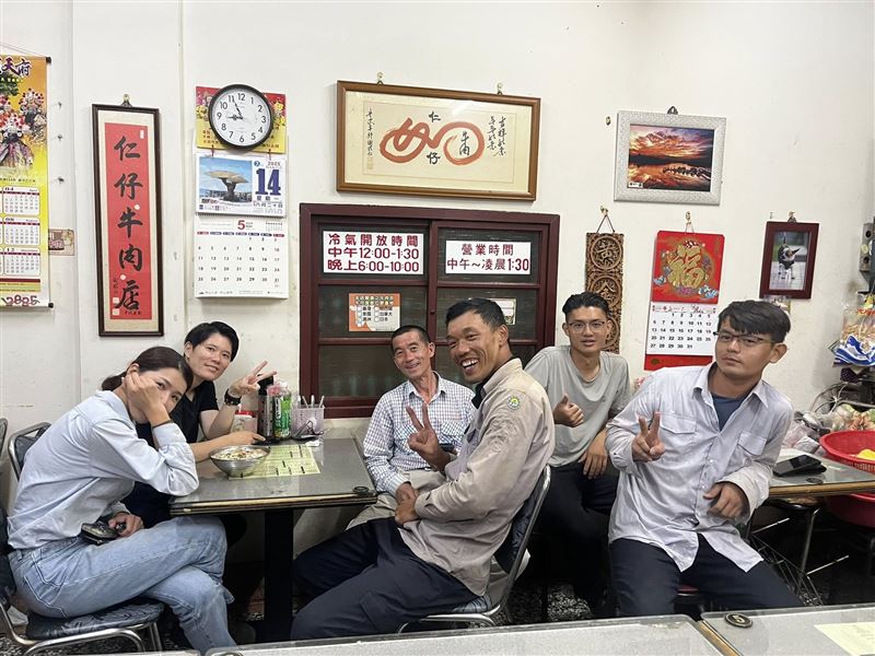 日以繼夜搶修！台電人員「忙到晚上9點才吃飯」　神秘客「掏2000霸氣請客」飲料店也出手了