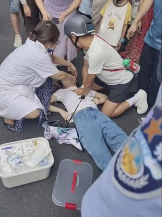 幫暈倒女CPR「卻遭質疑是襲胸」！知情人透露「男子超硬背景」：你們都錯了