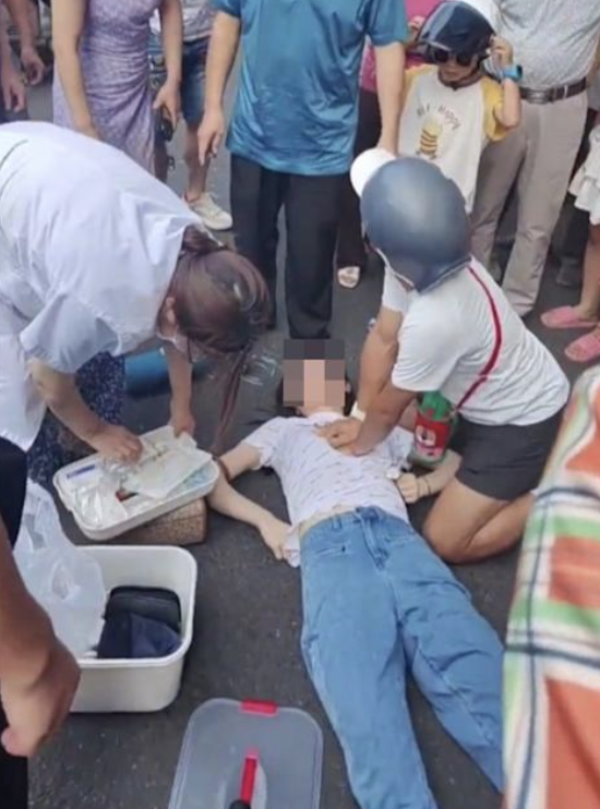 幫暈倒女CPR「卻遭質疑是襲胸」！知情人透露「男子超硬背景」：你們都錯了
