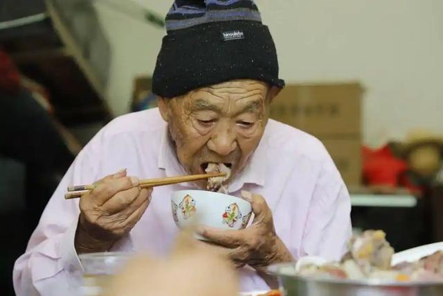 醫生警告：胃癌的第一個信號「常在睡覺時出現」...很多人卻不重視