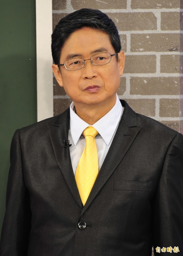 69歲名嘴驚傳失憶症！節目直播「喊不出行政院長是誰」　他悲歎「吃1東西惹禍」