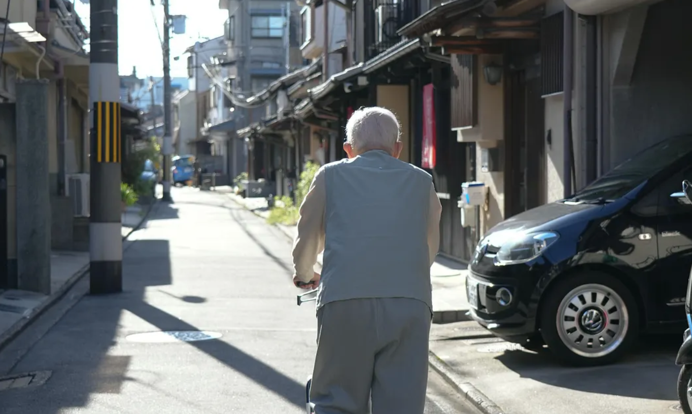 73歲老翁「月領3萬5退休金」住豪宅！做錯1事「慘靠賣名牌維生」