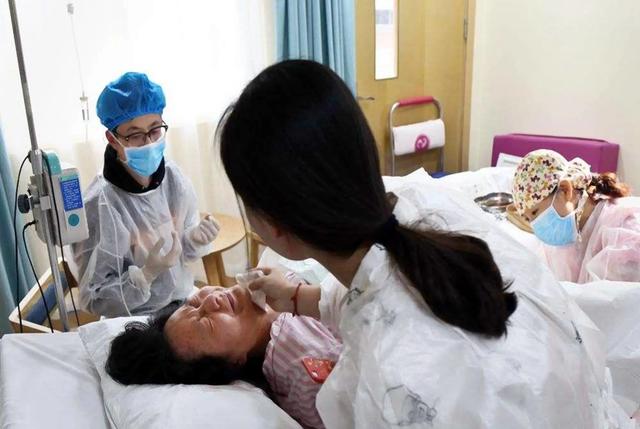 21歲女稱經痛到醫院急診！醫生掀裙一看「一顆頭露出來」看傻：快準備接生