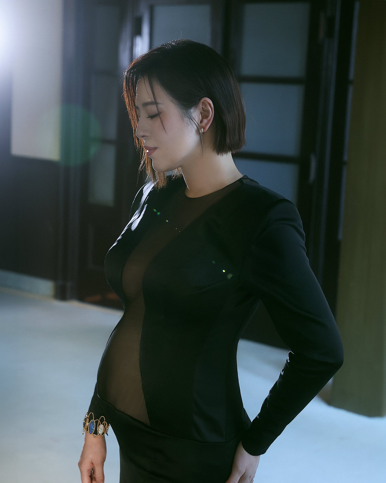 才剛閃婚就懷孕！36歲劉品言「挺孕肚主持典禮」挨酸穿太露　閨蜜女星怒嗆：「是嫁到你家嗎？」