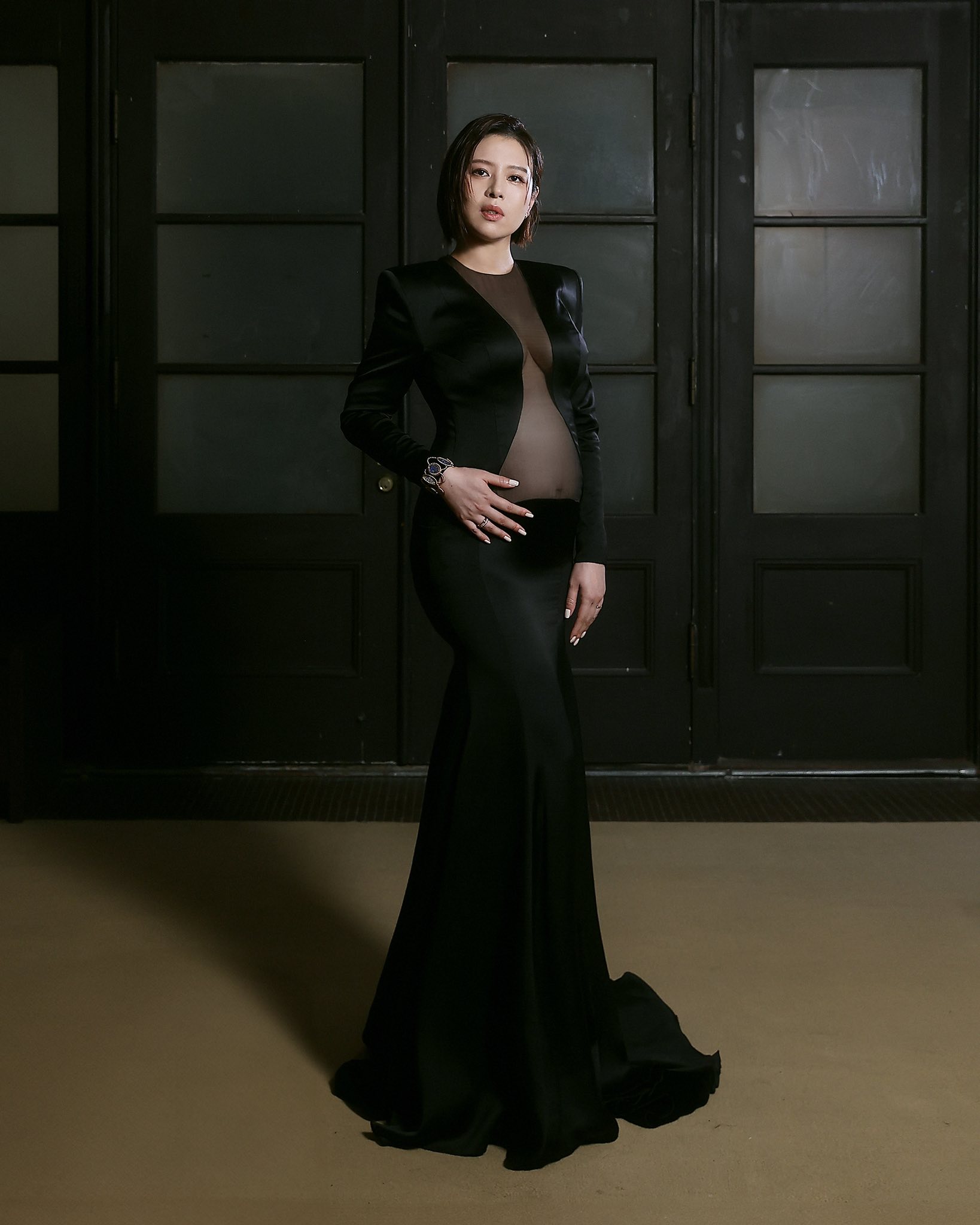才剛閃婚就懷孕！36歲劉品言「挺孕肚主持典禮」挨酸穿太露　閨蜜女星怒嗆：「是嫁到你家嗎？」