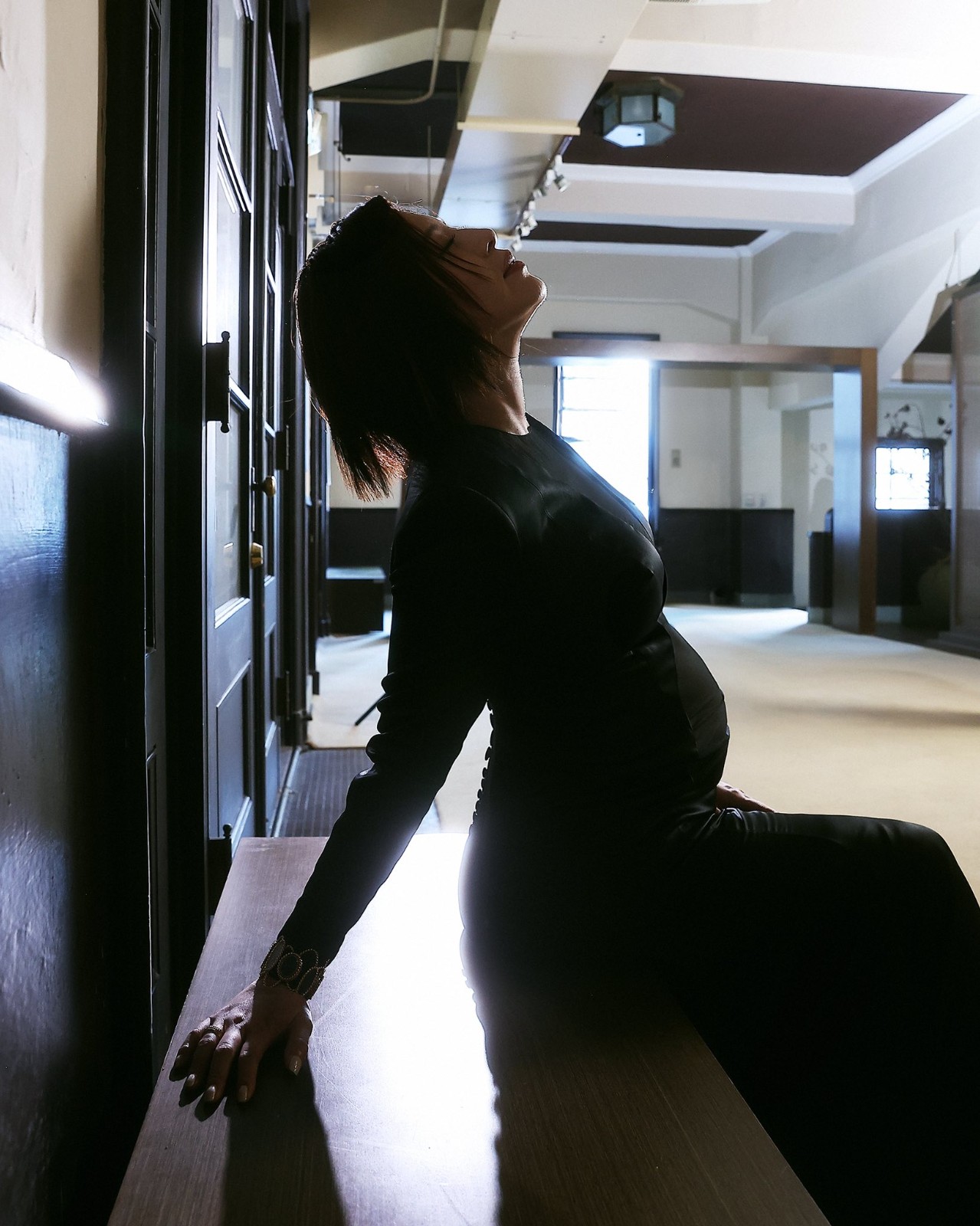 才剛閃婚就懷孕！36歲劉品言「挺孕肚主持典禮」挨酸穿太露　閨蜜女星怒嗆：「是嫁到你家嗎？」
