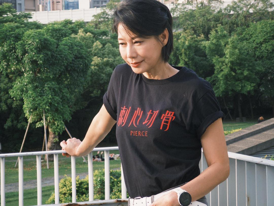 才剛閃婚就懷孕！36歲劉品言「挺孕肚主持典禮」挨酸穿太露　閨蜜女星怒嗆：「是嫁到你家嗎？」