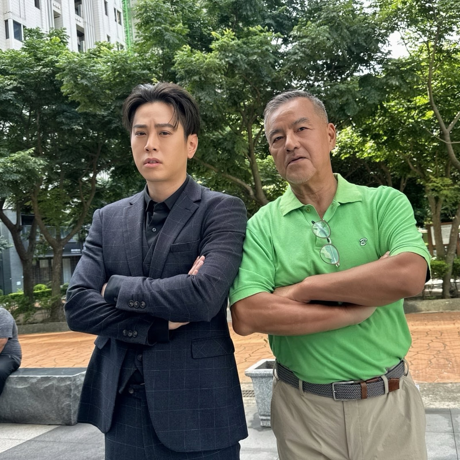 八點檔男星「懸掛大樓外牆」驚悚畫面曝！路人嚇喊：他要掉下來了
