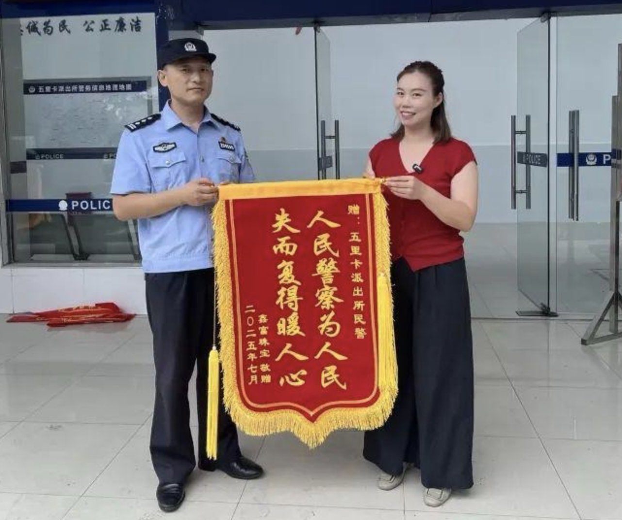 垃圾堆拾獲22只黃金手鐲！價值破162萬「她轉身1反應」連員警也意外