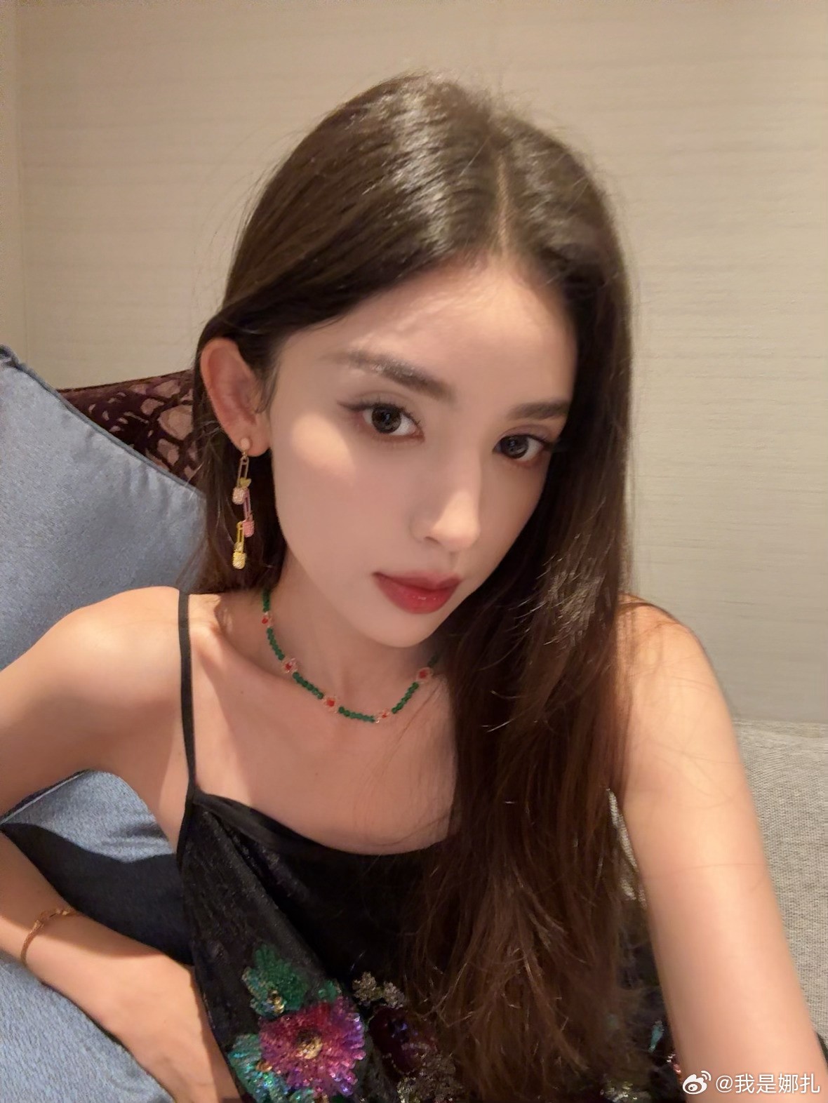 長太美求學被欺負！大咖女星「餐廳吃飯被偶遇」　近看「驚人素顏狀態」網全看傻