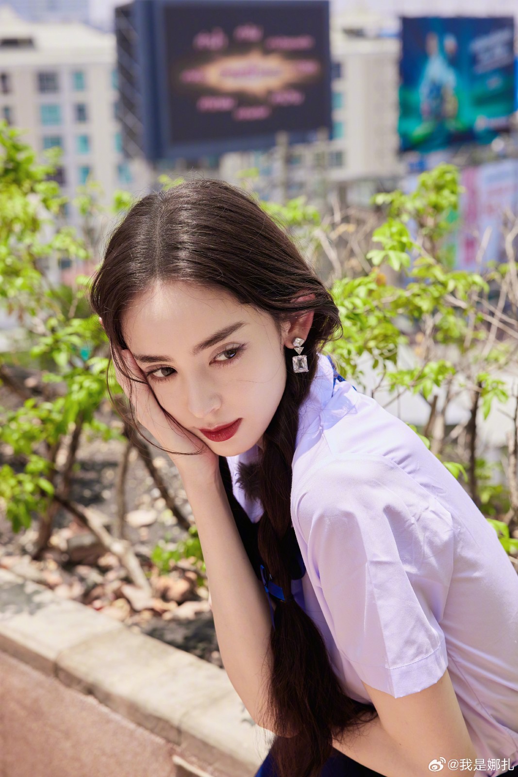 長太美求學被欺負！大咖女星「餐廳吃飯被偶遇」　近看「驚人素顏狀態」網全看傻