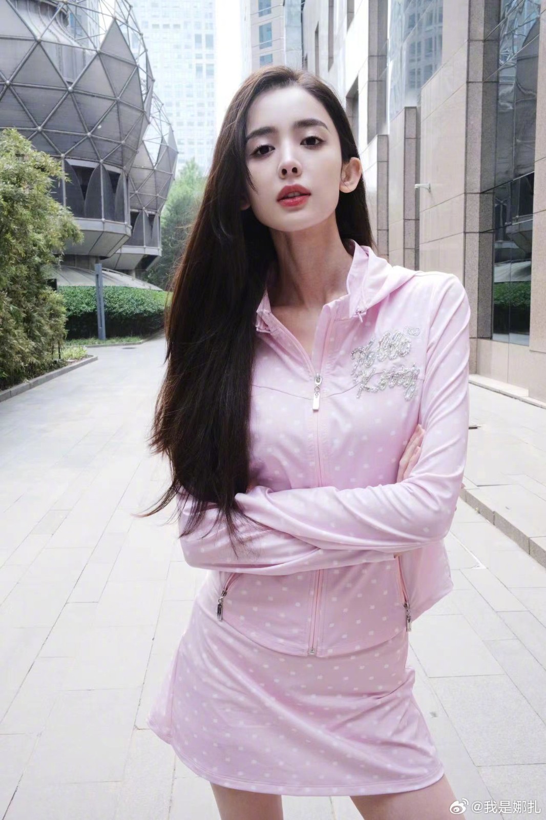 長太美求學被欺負！大咖女星「餐廳吃飯被偶遇」　近看「驚人素顏狀態」網全看傻