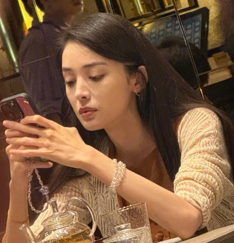 長太美求學被欺負！大咖女星「餐廳吃飯被偶遇」　近看「驚人素顏狀態」網全看傻