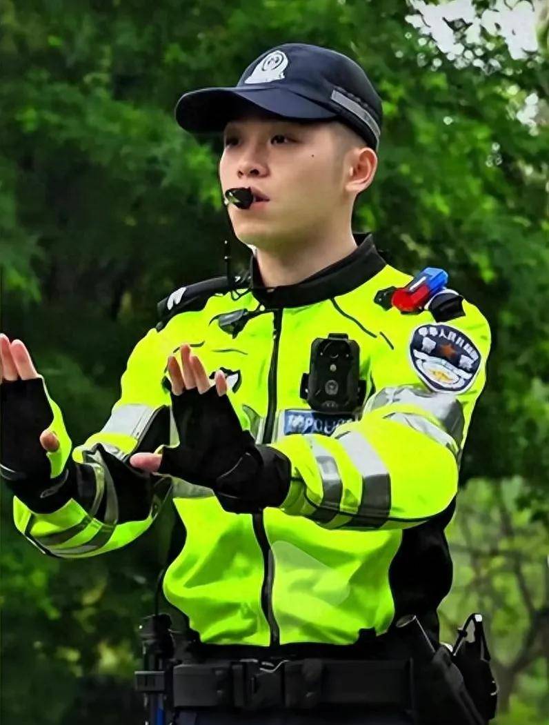 好想被他指揮！街頭出現「高帥交通警察」駕駛全被迷倒　墨鏡下「治癒性笑顏」讓民眾再度尖叫