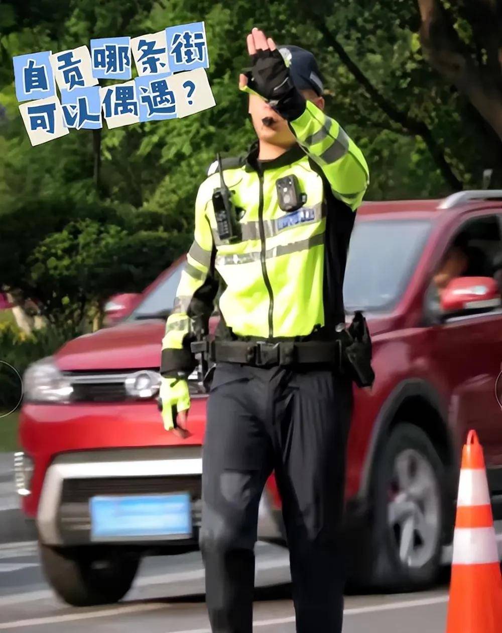 好想被他指揮！街頭出現「高帥交通警察」駕駛全被迷倒　墨鏡下「治癒性笑顏」讓民眾再度尖叫