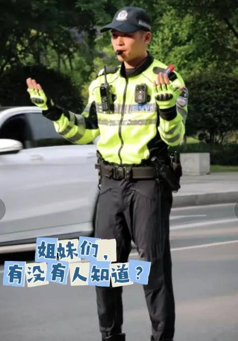 好想被他指揮！街頭出現「高帥交通警察」駕駛全被迷倒　墨鏡下「治癒性笑顏」讓民眾再度尖叫