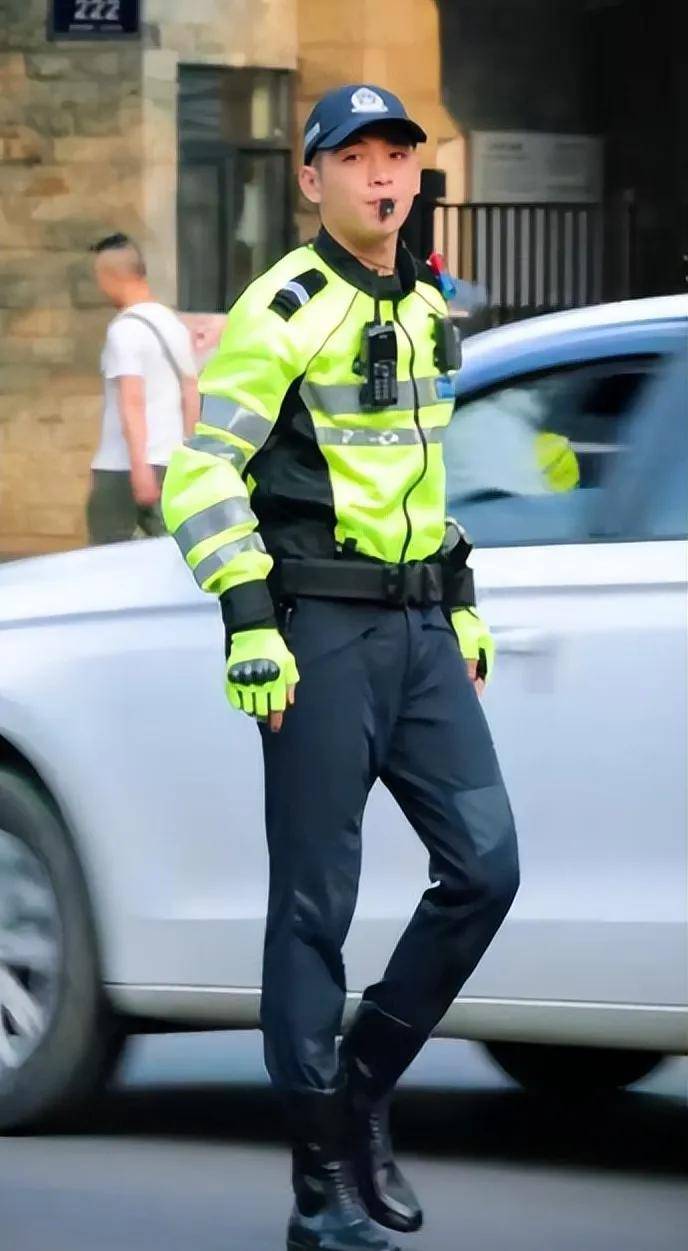 好想被他指揮！街頭出現「高帥交通警察」駕駛全被迷倒　墨鏡下「治癒性笑顏」讓民眾再度尖叫
