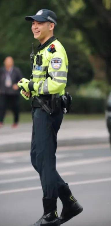 好想被他指揮！街頭出現「高帥交通警察」駕駛全被迷倒　墨鏡下「治癒性笑顏」讓民眾再度尖叫