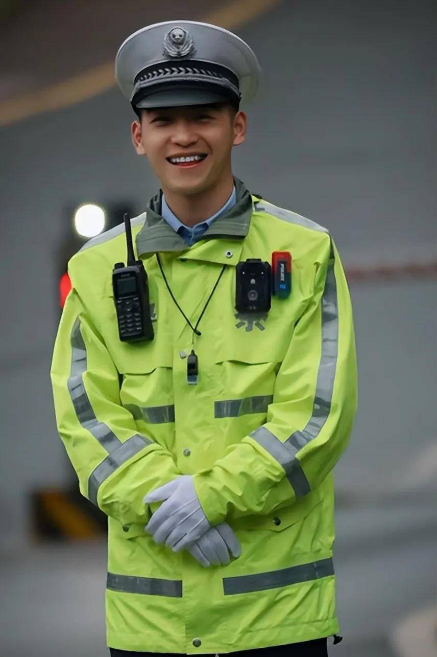 好想被他指揮！街頭出現「高帥交通警察」駕駛全被迷倒　墨鏡下「治癒性笑顏」讓民眾再度尖叫