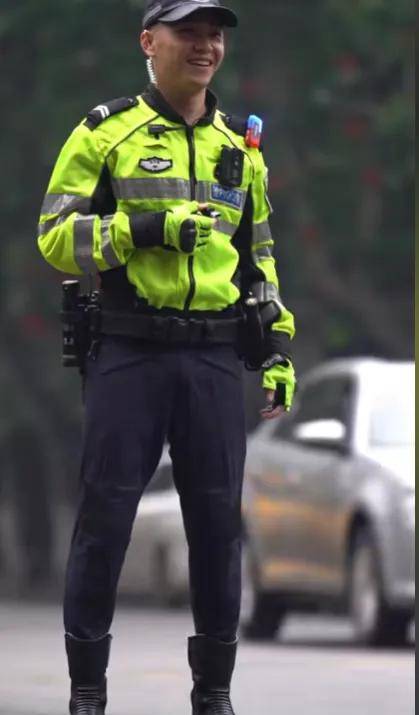 好想被他指揮！街頭出現「高帥交通警察」駕駛全被迷倒　墨鏡下「治癒性笑顏」讓民眾再度尖叫