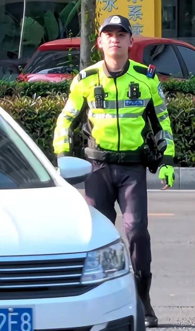 好想被他指揮！街頭出現「高帥交通警察」駕駛全被迷倒　墨鏡下「治癒性笑顏」讓民眾再度尖叫