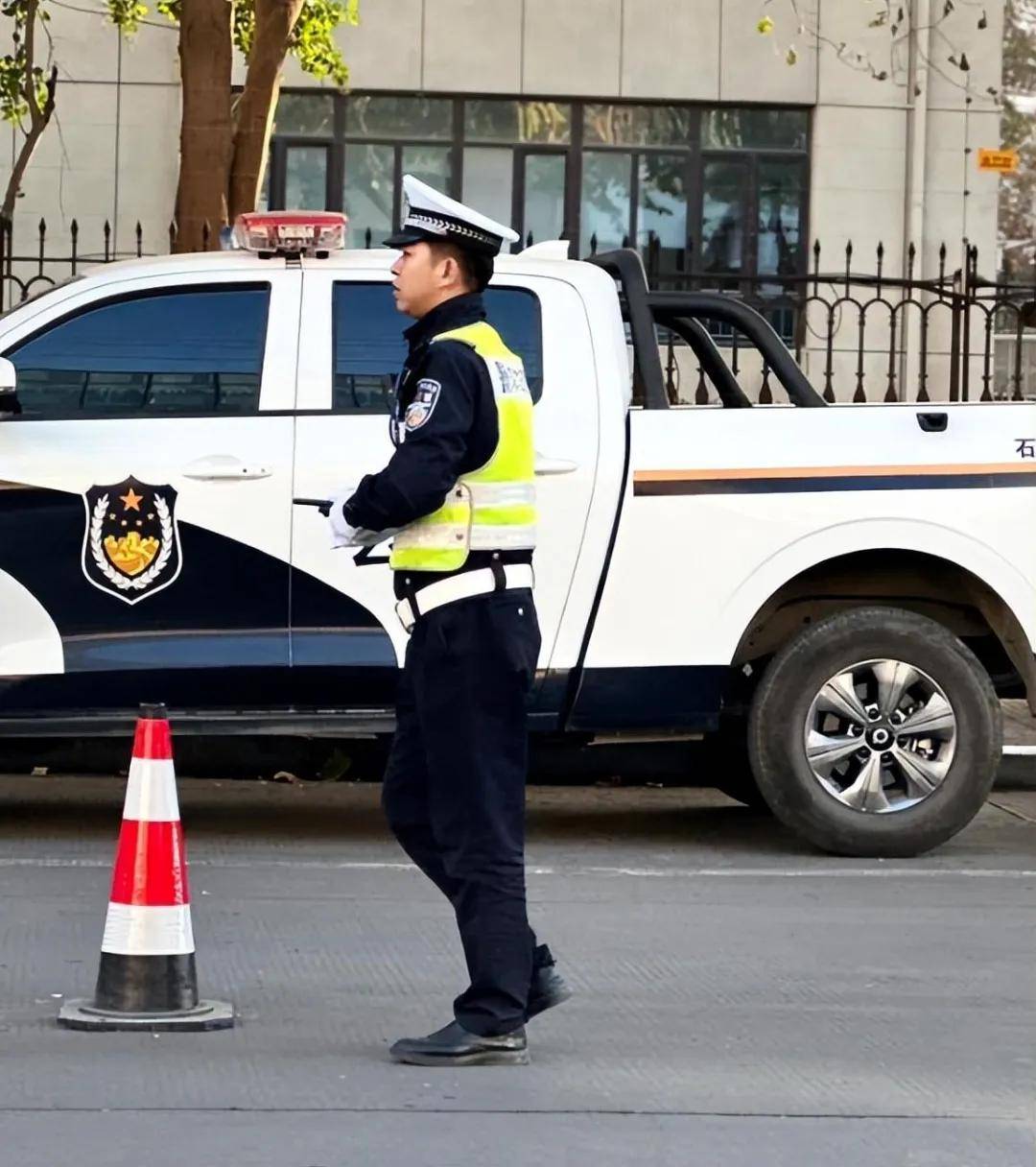 好想被他指揮！街頭出現「高帥交通警察」駕駛全被迷倒　墨鏡下「治癒性笑顏」讓民眾再度尖叫