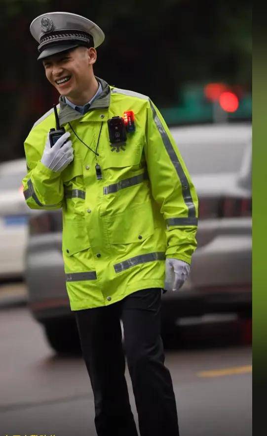 好想被他指揮！街頭出現「高帥交通警察」駕駛全被迷倒　墨鏡下「治癒性笑顏」讓民眾再度尖叫