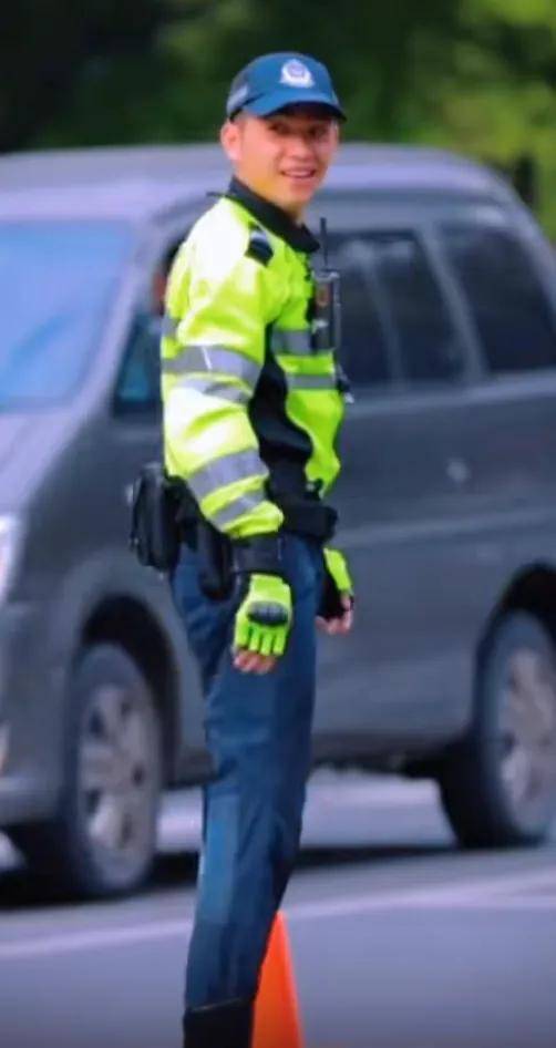 好想被他指揮！街頭出現「高帥交通警察」駕駛全被迷倒　墨鏡下「治癒性笑顏」讓民眾再度尖叫