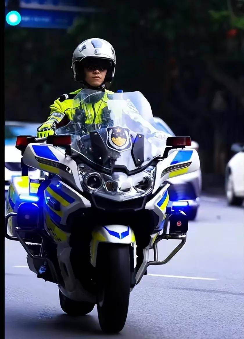 好想被他指揮！街頭出現「高帥交通警察」駕駛全被迷倒　墨鏡下「治癒性笑顏」讓民眾再度尖叫
