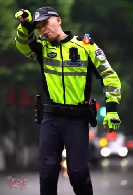 好想被他指揮！街頭出現「高帥交通警察」駕駛全被迷倒　墨鏡下「治癒性笑顏」讓民眾再度尖叫